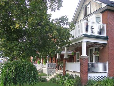 The Guest House located in Collingwood\'s Heritage residential main street district! Within walking distance to local grocery stores,restaurants,pubs and boutiques! 5 min drive to beaches and ski hills! A home for all seasons! 