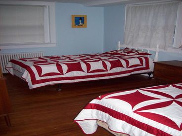 Additional sleeping space in this 3rd bedroom with 2 twin beds.