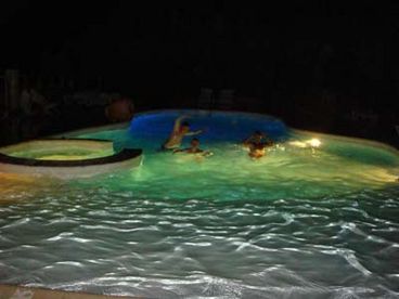Swimming pool by night (free access by day and.. by NIGHT!)