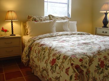 Cozy & Bright Bedroom w/ Queen Bed & Large Closet
