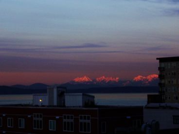 Enjoy the Beautiful Puget Sound and Olympic Mountain View from the livingroom!