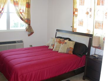 Second Bedroom with queen size bed - sea view