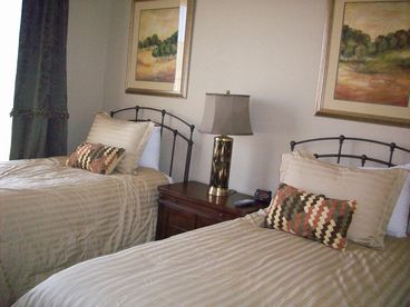 upstairs bedroom 2 twin beds