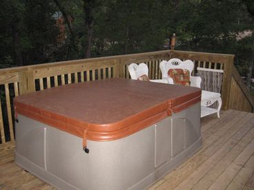 Enjoy Summer or Winter in the hot tub overlooking the lake and trees !