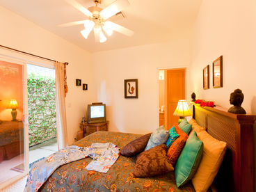 Guestroom with Queen bed
