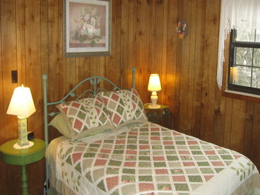 Queen size bed. Flat Screen TV, Cable, DVD Player, Ceiling Fan, Large WIC plus a Seperate Bathroom Entrance,