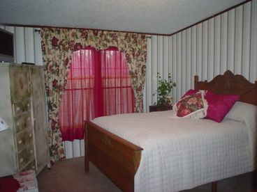 Full Size Bed, Shared Bath, Sitting Area, Flat Screen TV, and a Great View!!