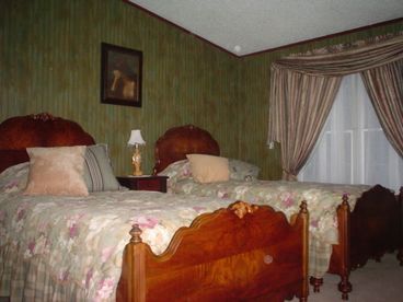 2 Twin Beds, Shared Bath, Flat Screen TV, and a Beautiful Wooded View!!!