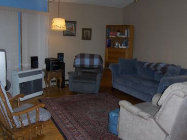 Relax and enjoy your music and movies.
Cable/VCR/DVD/ Radio/Cassette/CD
