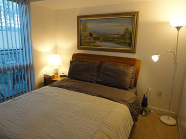 Bedroom with a speculator view of the city