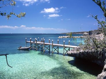 Dolphin Lookout dock and Dolphin Cove located on the bayside(Sea of Abaco). 3 minute walk from the cottage. This is where we keep our kayaks. 