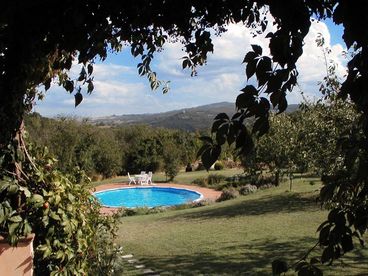 Pool, vines + view on the Tiber River Natural Park