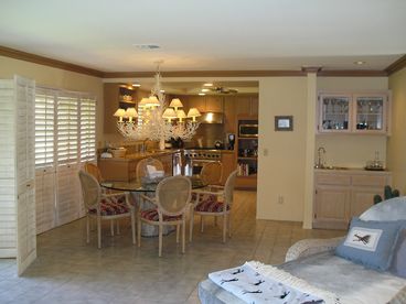 Dining for 6 and Wet Bar
