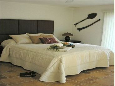 Decorated in handmade Fiji artwork, this suite offers a view of the city or privacy to pamper. 