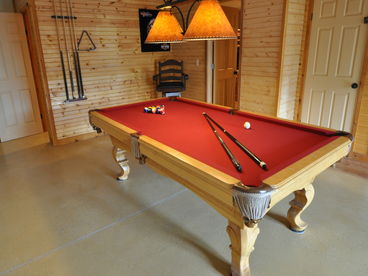 Red Lantern Lodge - Gorgeous Real Log Cabin with Pool Table - Minutes from Fishi