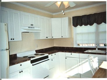 Fully equipped eat-in kitchen