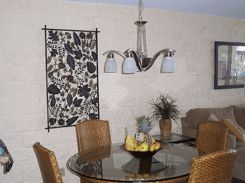 Comfortable area  with view of the ocean.
Plenty of room to entertain friends or neighbors.