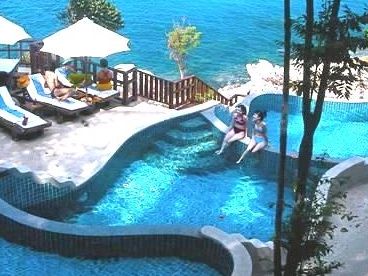 The second swimming pool is designed as a free-form pool fitting the natural contours and stopping at the cliff-edge over looking the sea. Spectacular views can be enjoyed from all locations around resort.