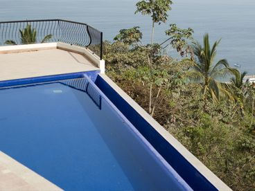 Infinity pool with views to the Pacific Ocean