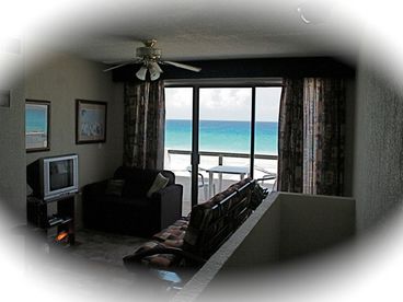 Livingroom, with view of the ocean!