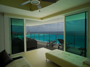 LUXURY BEACHFRONT SKY-VILLA. 360 VIEWS. SLEEP 10. PROMOS 2024 ON NOW