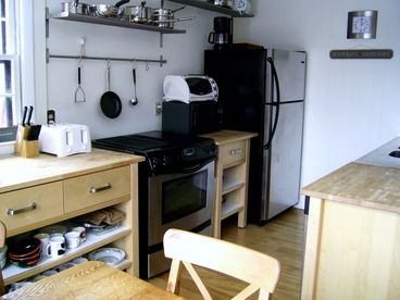 Full renovated kitchen with down draft electric Jenn Aire, includes touch controls, side by side burners interchange with grill. New fridge and new dishwasher. Disposal. fully equipped. Table (leafed) can seat up to 8 people, views directly to mountain and double glass dorrs access wrap around deck.