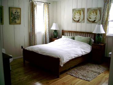 Queen size bed, sweedish duvet, views to woodland. Large closets.