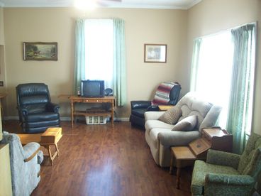 Large Living Room- 2 Couches 2 recliners. Hunting Videos. RELAX!