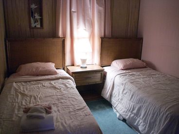 Small bedroom with two twins