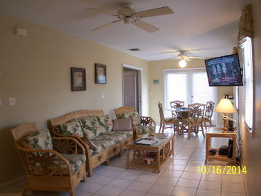 Living room/dining area