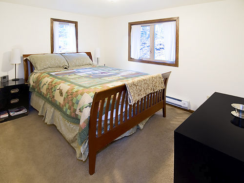 Spacious Master bedroom (1 of 3 bedrooms) has a queen size bed.