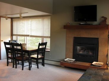 Dining area / Fireplace