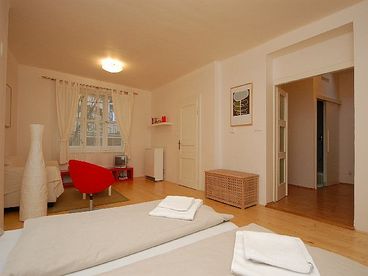 Studio apartment with double bed, SAT TV, internet and view to the kitchen