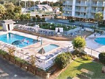 3 pools located in the center of the complex