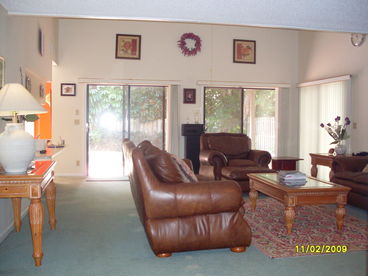 LARGE LIVING ROOM OVERLOOKING POOL