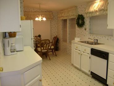 Fully equipped eat-in kitchen