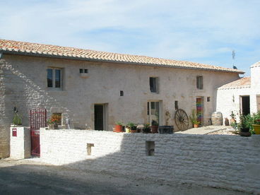 Jackson's Cottage & private Swimming Pool for 9 people. Poitou Charentes.