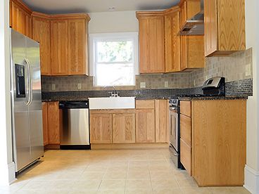 Kitchen has granite counters, fridge, ice maker, water dispenser, vented SS hood, dishwasher, gas range.