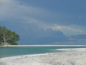 10 minutes drive to the most beautiful beaches and water on the gulf coast.