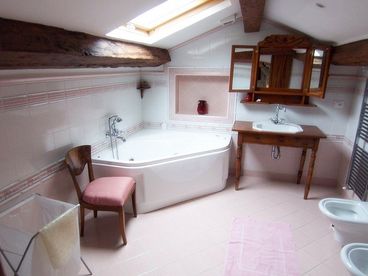 2nd floor bathroom with jacuzzi