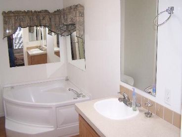 jetted tub, separate standing shower. Linens included.