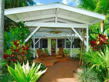 The Pineapple Cottage is nestled between the river and the bamboo and banana groves.
It has 3 bedrooms and 1 bath