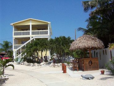 Entrance and tikki hut