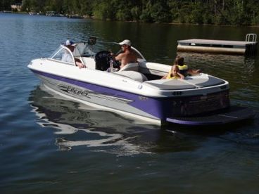 Tige ski boat