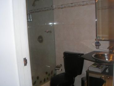 CONFORTABLE BATHROOM