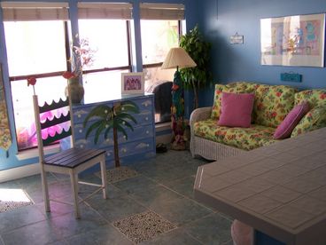 Bright and cheery beach room with extra kitchen , Sound system , game station, steam shower
