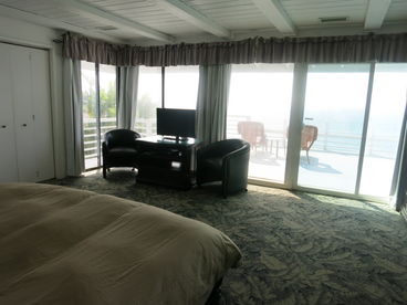 Relaxing in your big king bed, enjoying the Ocean Views!