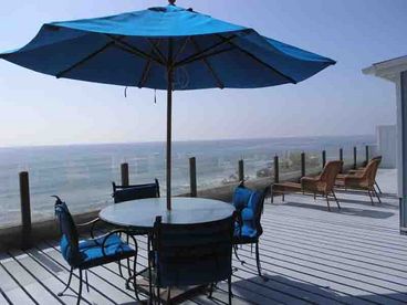 Oceanfront Deck facing the beach on the bluff. You can enjoy peace and quiet, or walk a short distance to the beach. Moonlight Beach close, or access at D Street. 