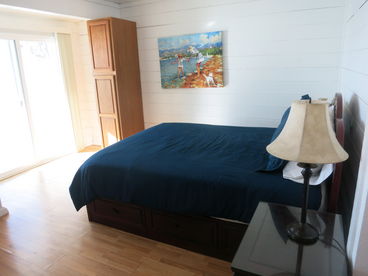 Queen Bedroom 