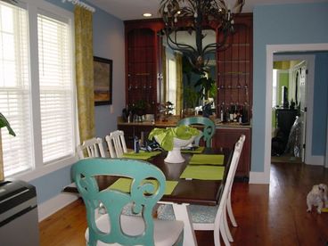 Dining Area w/Wet bar
